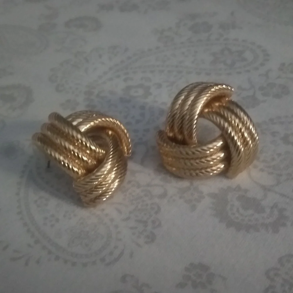 BNWT BEAUTIFUL LG GOLD-TONE KNOT STYLE EARRINGS - Picture 4 of 7